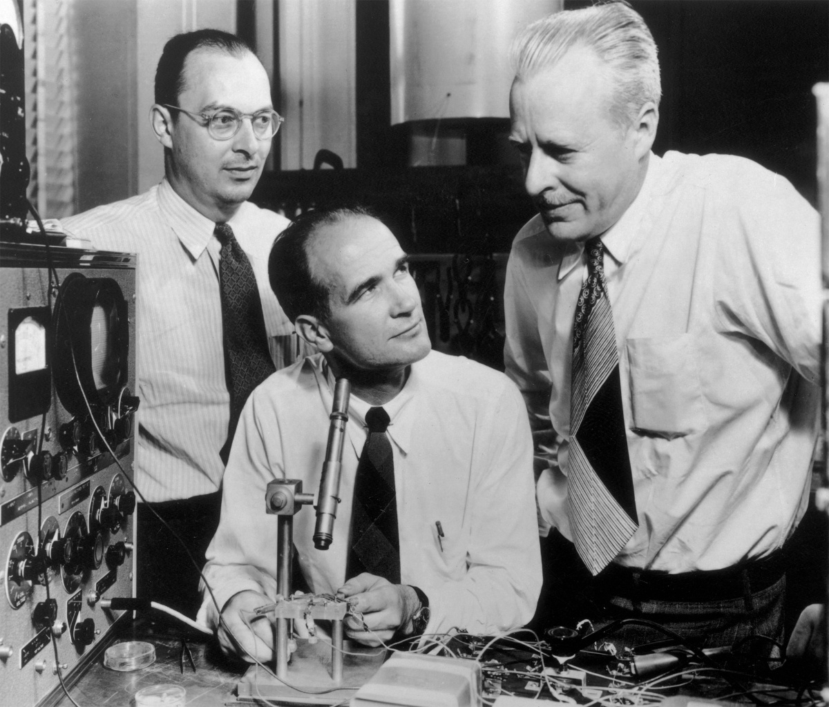 貝爾實(shí)驗(yàn)室推出點(diǎn)接觸型晶體管